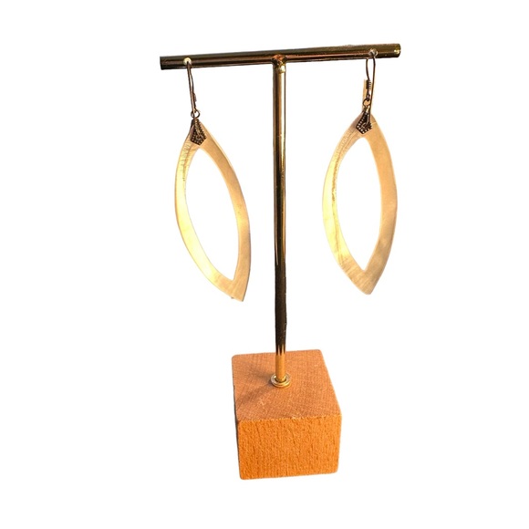 Carved mother of pearl shell earrings marked 925 - Picture 9 of 11